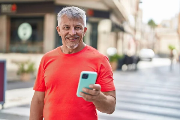 Orta Yaşlı Kır Saçlı Kendine Güvenen Caddede Akıllı Telefon Kullanan — Stok fotoğraf
