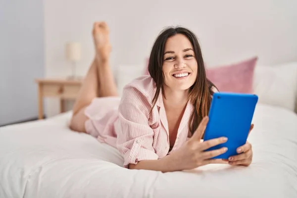 Νεαρή Γυναίκα Που Χρησιμοποιεί Touchpad Ξαπλωμένη Στο Κρεβάτι Στο Υπνοδωμάτιο — Φωτογραφία Αρχείου