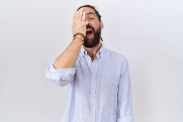 Hispanischer Mann Mit Bart Trägt Lässiges Hemd Das Ein Auge — Stockfoto