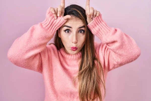 Νεαρή Ισπανίδα Που Στέκεται Πάνω Από Ροζ Φόντο Κάνοντας Αστεία — Φωτογραφία Αρχείου