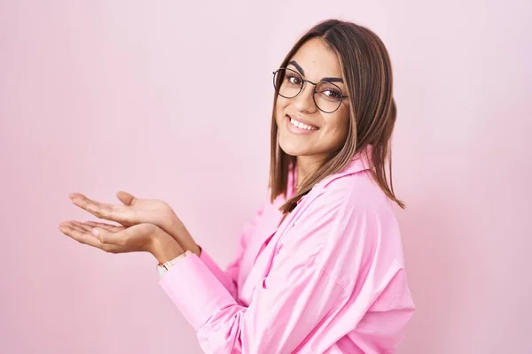 Young Hispanic Woman Wearing Glasses Standing Pink Background Pointing Aside — Stock Photo, Image