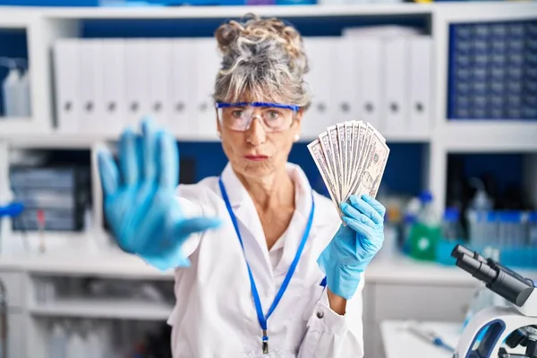 Middelbare Leeftijd Vrouw Werken Bij Wetenschapper Laboratorium Met Dollars Met — Stockfoto