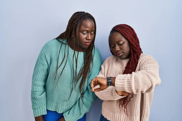 Due Donna Africana Piedi Sopra Sfondo Blu Controllando Tempo Orologio — Foto Stock
