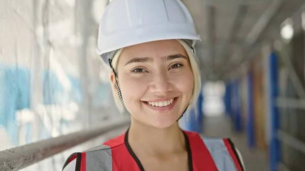 Young Beautiful Hispanic Woman Architect Smiling Confident Standing Street — Stockfoto