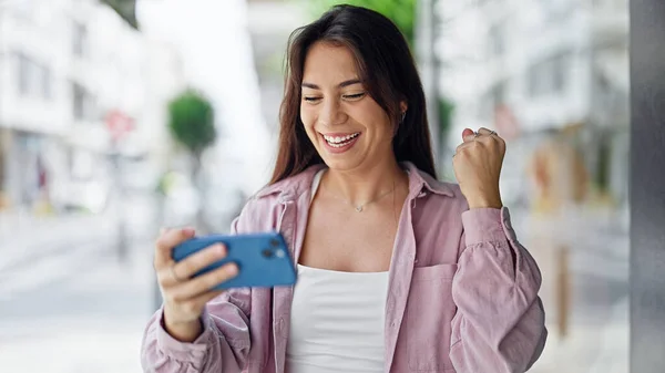 Mladý Krásný Hispánský Žena Usměvavý Jistý Sledování Videa Smartphone Slaví — Stock fotografie
