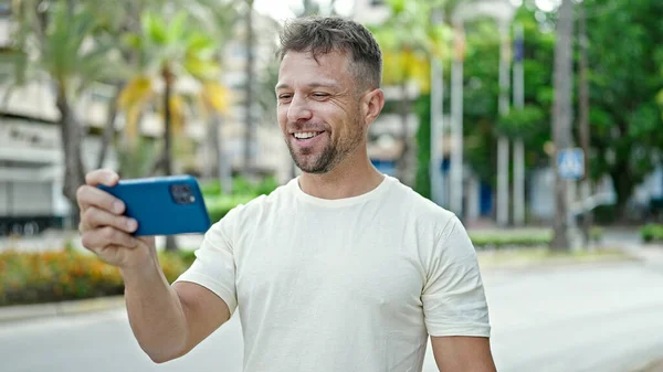 Hombre Joven Usando Teléfono Inteligente Sonriendo Parque —  Fotos de Stock