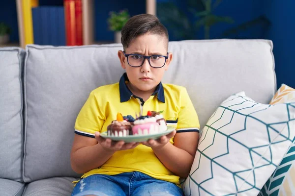 Genç Spanyol Çocuk Elinde Pasta Şekerleri Tutarken Şüpheci Gergin Sorun — Stok fotoğraf