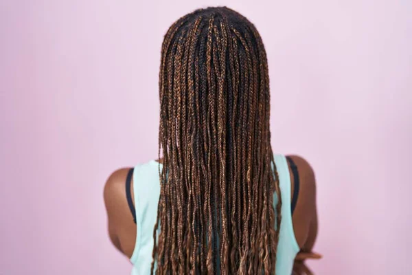 Afroamerikanerin Steht Auf Rosa Hintergrund Und Blickt Rückwärts Mit Verschränkten — Stockfoto