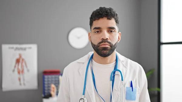 Young Hispanic Man Doctor Standing Serious Expression Clinic — Stock Photo, Image