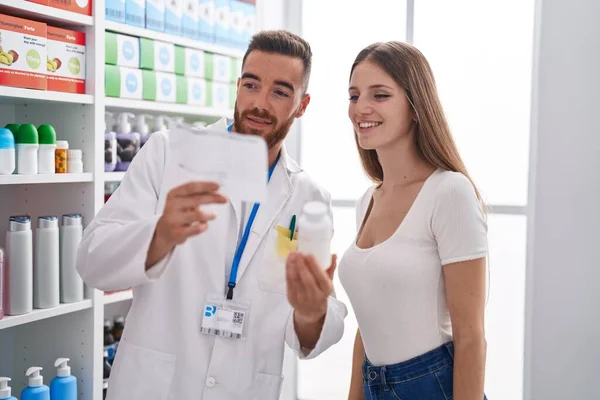 Farmacista Uomo Donna Cliente Possesso Pillole Bottiglia Lettura Prescrizione Strada — Foto Stock