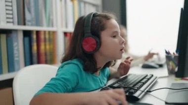 Sınıfta dans eden sevimli kızlar müzik dinliyorlar.