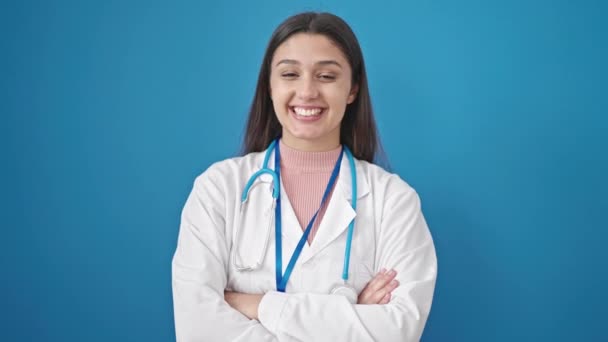 Νεαρή Όμορφη Ισπανίδα Γιατρός Στέκεται Σταυρωμένα Χέρια Και Λέει Ναι — Αρχείο Βίντεο