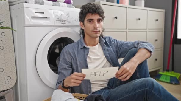 Joven Hispano Lavando Ropa Sosteniendo Papel Ayuda Lavandería — Vídeo de stock