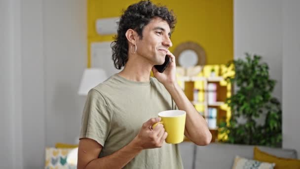 Fiatal Spanyol Férfi Beszél Okostelefon Iszik Kávét Otthon — Stock videók