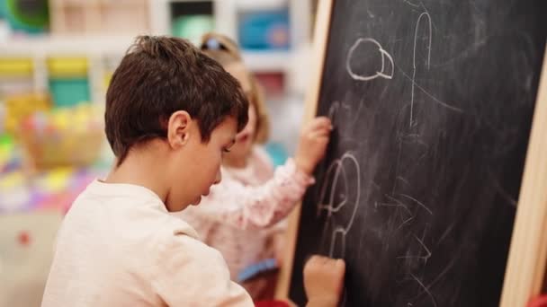 Αξιολάτρευτο Αγόρι Και Κορίτσι Μαθητές Προσχολικής Ηλικίας Σχέδιο Στον Πίνακα — Αρχείο Βίντεο