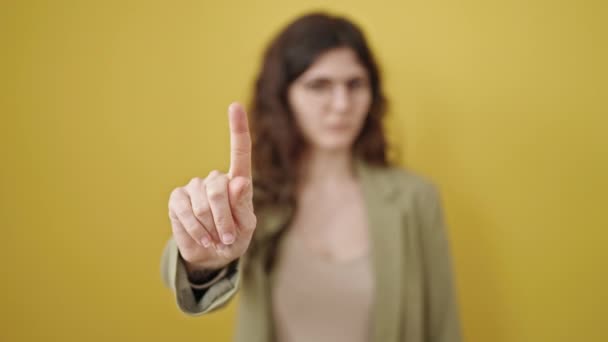年轻美丽的惊慌失措的女人用手指在孤立的黄色背景上说不 — 图库视频影像