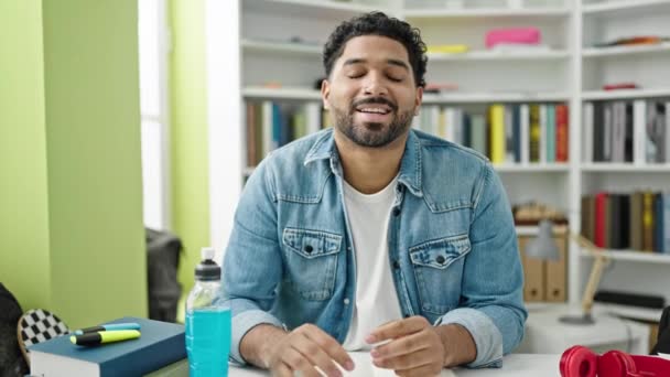 Αφροαμερικάνος Φοιτητής Χαμογελά Αυτοπεποίθηση Μιλώντας Στο Πανεπιστήμιο Βιβλιοθήκη — Αρχείο Βίντεο