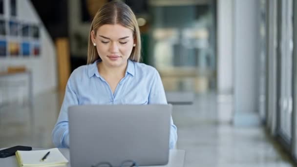 Jovem Loira Mulher Empresária Usando Laptop Sorrindo Escritório — Vídeo de Stock