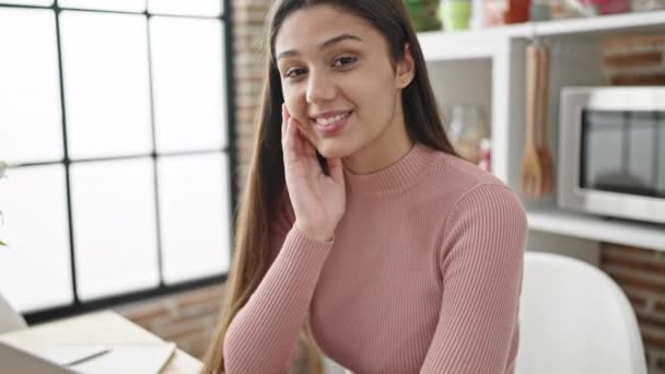 Νεαρή Όμορφη Ισπανόφωνη Γυναίκα Χαμογελά Σίγουρος Κάθεται Στο Τραπέζι Στην — Αρχείο Βίντεο