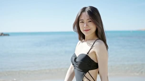 Joven Turista China Sonriendo Confiada Usando Traje Baño Playa — Vídeos de Stock