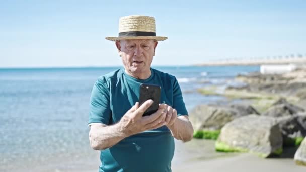 Senior Siwowłosy Mężczyzna Turysta Noszenie Letni Kapelusz Zrobić Selfie Przez — Wideo stockowe