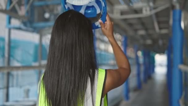 Afro Americana Mujer Constructora Usando Hardhat Calle — Vídeo de stock