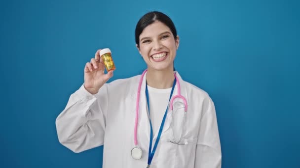 Muda Cantik Hispanik Wanita Dokter Memegang Pil Atas Latar Belakang — Stok Video