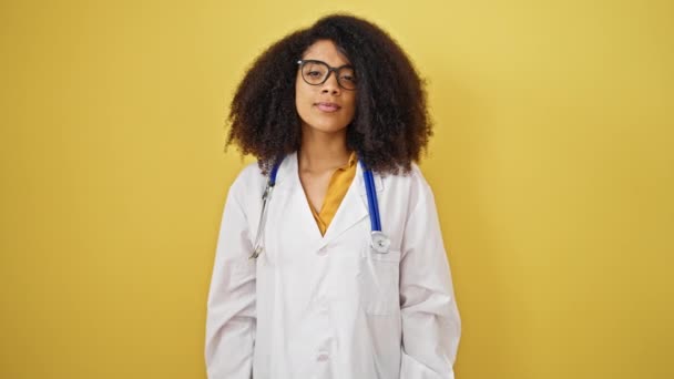 Afroamerykanka Lekarz Złożył Przysięgę Ręką Klatce Piersiowej Izolowanym Żółtym Tle — Wideo stockowe