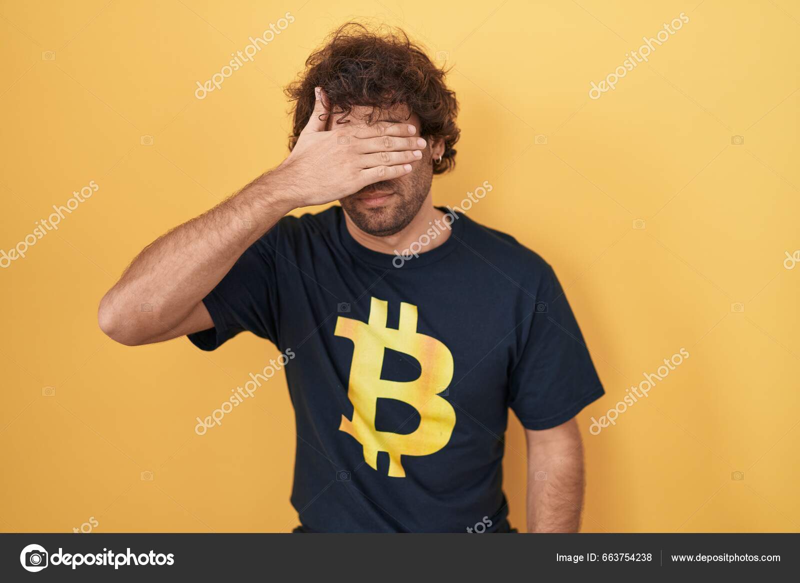 스페인의 남자가 비트코인 티셔츠를 손으로 가리고 심각하고 표정을 있습니다 숨지도 — 스톡 에디토리얼 사진 ©  Krakenimages.com #663754238