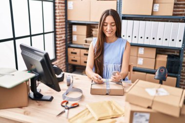 Genç, güzel, İspanyol bir kadın. İş adamı, gülümsüyor. Kendine güveni tam.