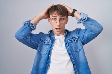 Kafkasyalı sarışın adam gözlüklü çılgın ve elleri kafasında korkmuş, ağzı açık şoktan korkmuş ve şaşırmış. 