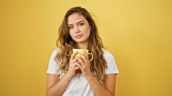 Young Beautiful Hispanic Woman Holding Cup Coffee Relaxed Expression Isolated — Stock Photo, Image