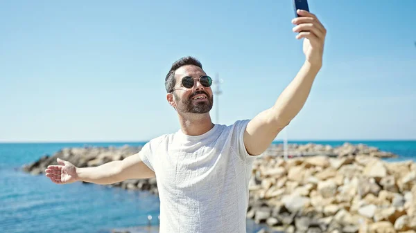 Joven Hombre Hispano Turista Sonriendo Confiado Teniendo Videollamada Playa — Foto de Stock