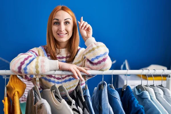 Junge Frau Sucht Kleidung Auf Kleiderständer Überrascht Mit Einer Idee — Stockfoto