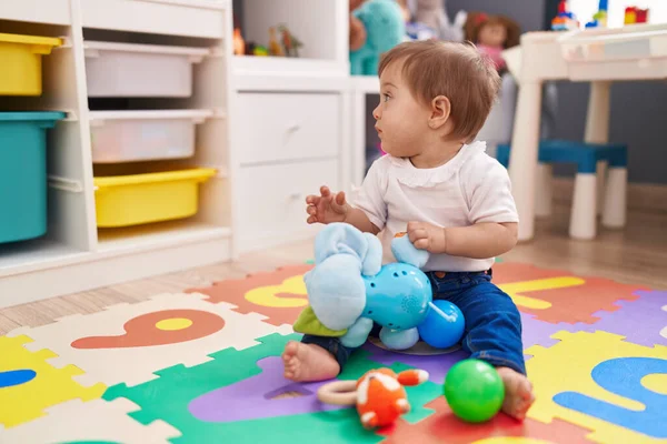Schattige Latino Baby Zittend Vloer Spelen Met Olifant Speelgoed Kleuterschool — Stockfoto