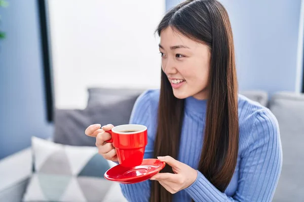 Mujer China Bebiendo Café Sentado Sofá Casa —  Fotos de Stock