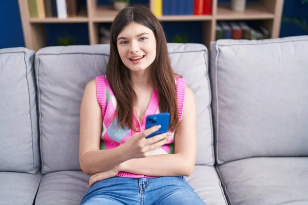 Jovem Caucasiana Usando Smartphone Sentado Sofá Casa — Fotografia de Stock