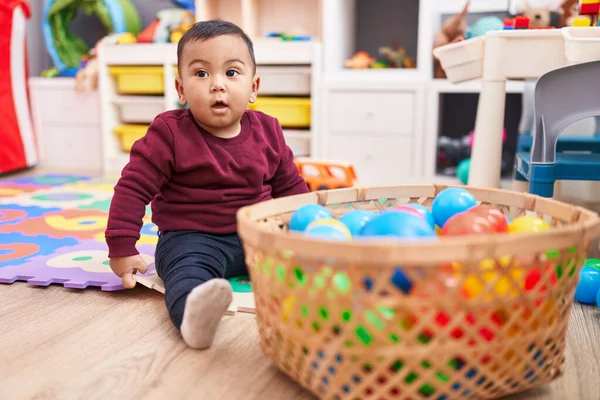Liebenswerter Hispanischer Junge Spielt Kindergarten Mit Bällen Auf Dem Boden — Stockfoto