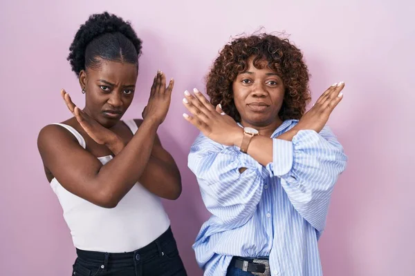 Две Африканки Стоящие Розовом Фоне Отказываются Выражения Скрещивая Руки Делая — стоковое фото