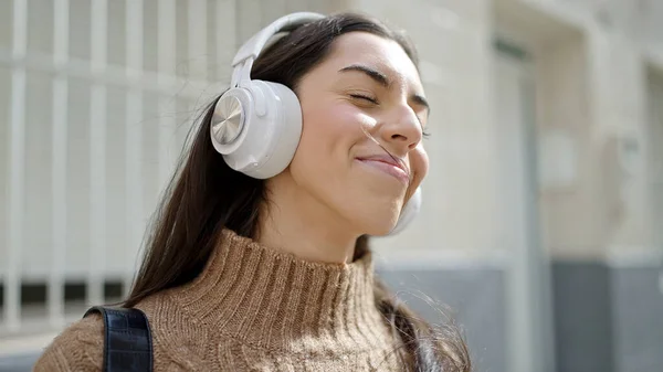 Junge Schöne Hispanische Frau Lächelt Zuversichtlich Und Hört Musik Auf — Stockfoto