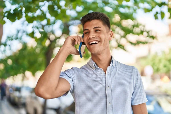 Jonge Spaanse Man Glimlacht Vol Vertrouwen Praten Smartphone Straat — Stockfoto