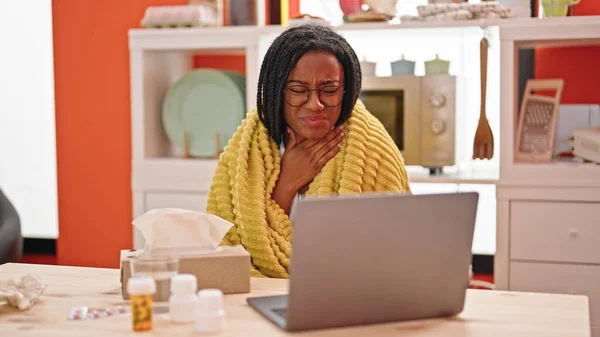 Afrikanerin Mit Online Arztkonsultation Sitzt Krank Esszimmer Auf Dem Tisch — Stockfoto