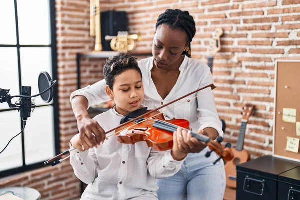 African American Mother Son Student Learning Play Violin Music Studio — Foto de Stock