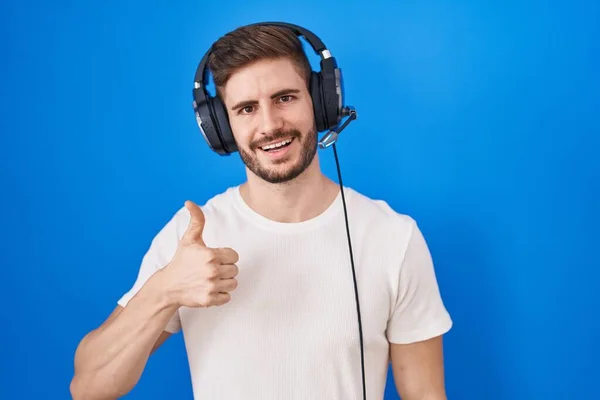 Hispanic Man Met Baard Luisteren Naar Muziek Met Koptelefoon Doet — Stockfoto