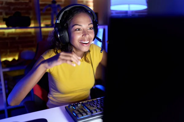Young African American Woman Streamer Playing Video Game Using Computer — Foto de Stock