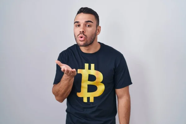 Joven Hombre Hispano Con Camiseta Bitcoin Mirando Cámara Soplando Beso —  Fotos de Stock