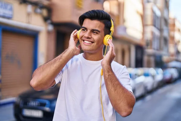 Молодий Іспаномовний Чоловік Слухає Музику Вулиці — стокове фото