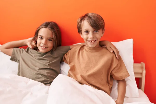 Sevimli Çocuklar Yatak Odasındaki Kanepede Oturup Birbirlerine Sarılıyorlar — Stok fotoğraf