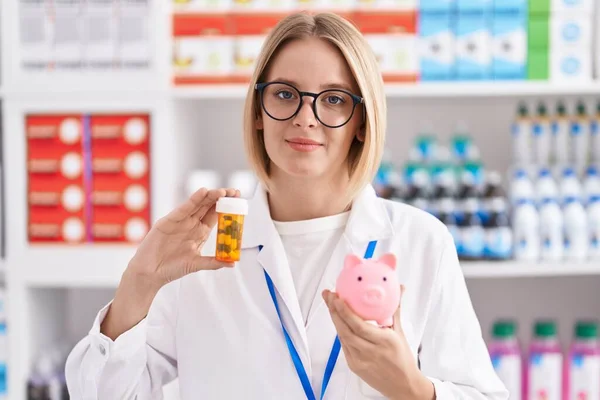 Joven Mujer Caucásica Que Trabaja Farmacia Sosteniendo Píldoras Una Alcancía — Foto de Stock