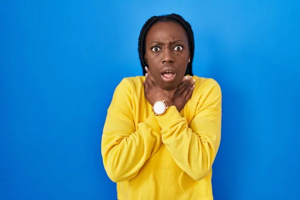 Beautiful Black Woman Standing Blue Background Shouting Suffocate Because Painful — Stock Photo, Image